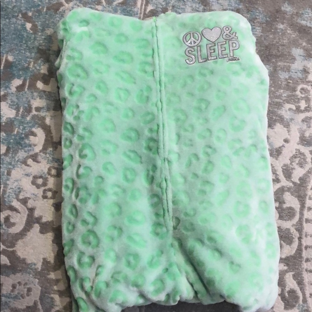Justice Peace Love and Sleep Onzie (12)